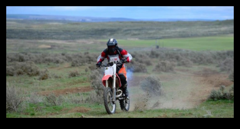 De la piste de pământ la trasee de munte Evoluția motociclismului de teren 2 Mașini cu două roți inovatoare: evoluția motociclismului off-road