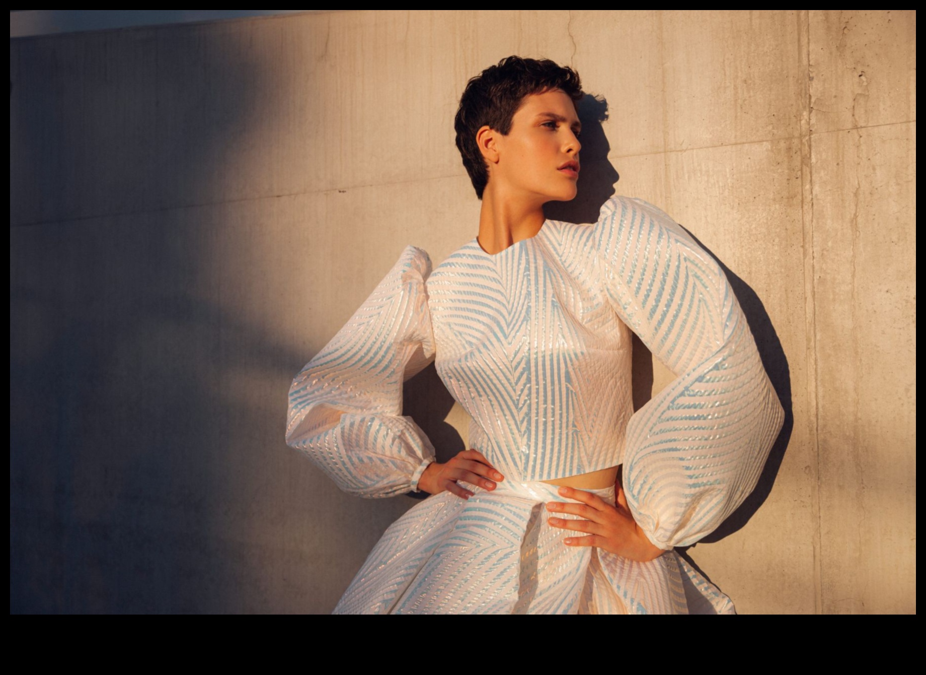 Urban Glam: Magie minimalistă în moda modernă de mireasă