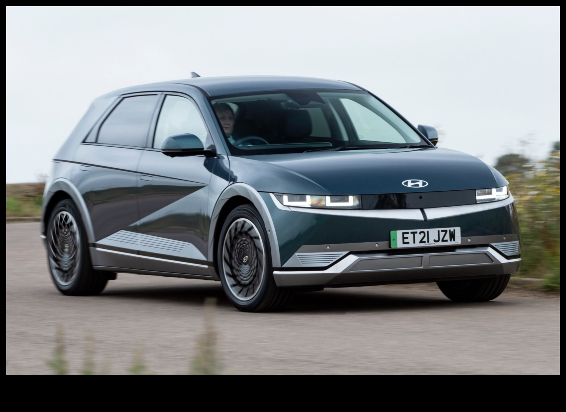 Eco-Chic Drives Electrizează-ți stilul cu cele mai noi vehicule electrice. 4 Conduceri eco-chic: partea la modă a vehiculelor electrice