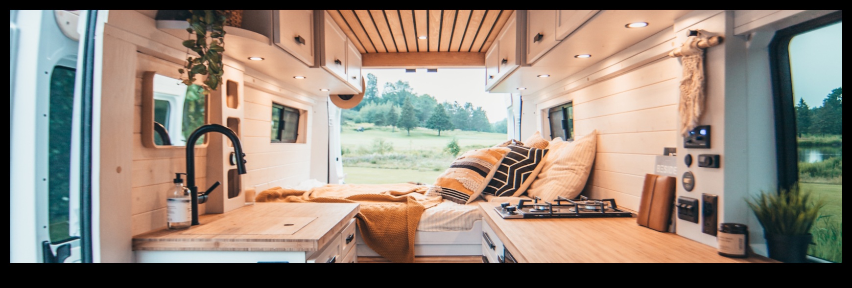 Highway Homestead: Arta de a transforma furgonetele în case mobile