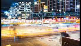 Tăcerea peisajului urban: prezența liniștită a mașinilor electrice