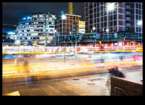 Tăcerea peisajului urban: prezența liniștită a mașinilor electrice