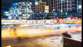 Tăcerea peisajului urban: prezența liniștită a mașinilor electrice