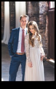 Urban Glam: Magie minimalistă în moda modernă de mireasă